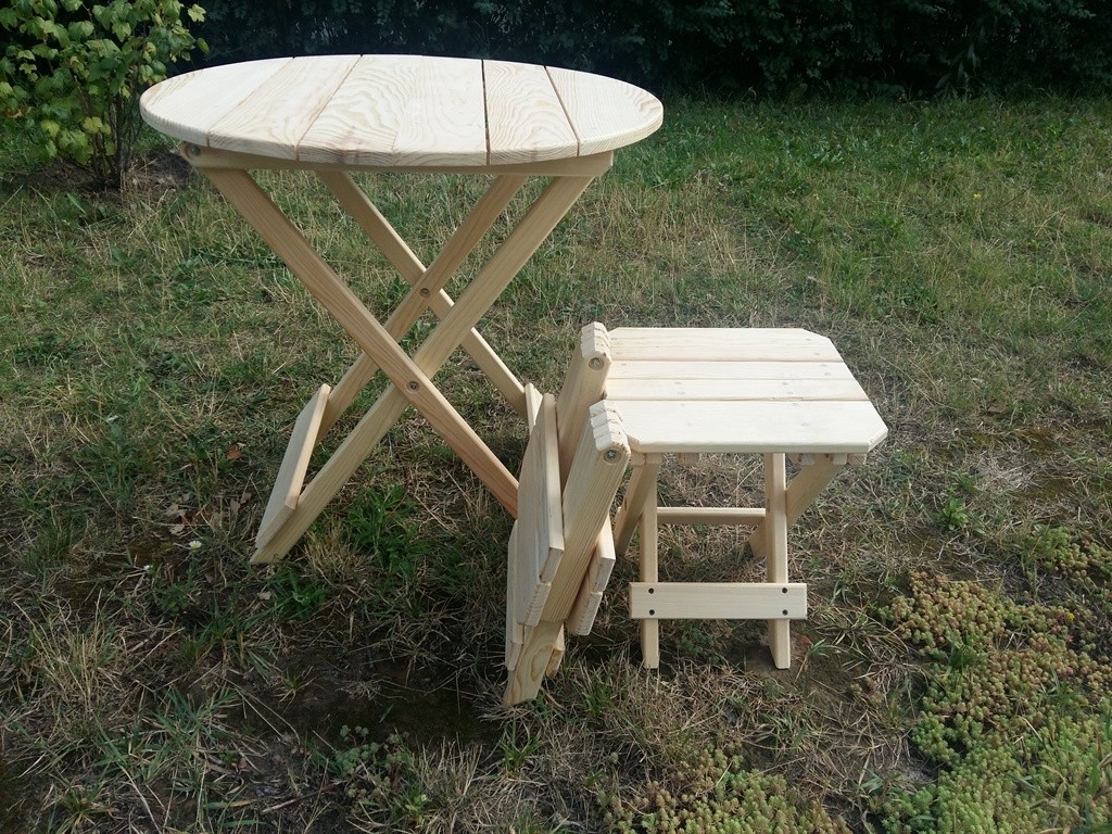 Деревянный стол с овощами